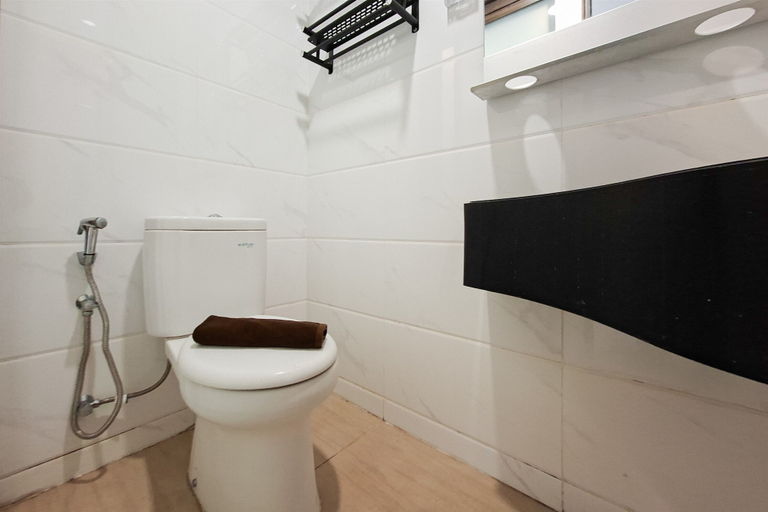 Bathroom 4, Warm Haven Studio At Apartment Sky House Bsd, South Tangerang