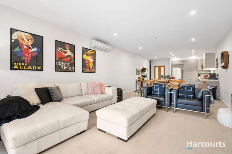 Separate living room 5, Bright 3-Bed Apartment by Western Beach, Geelong