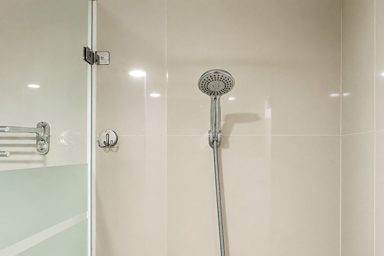 Bathroom, Chic Studio Room At Apartment Tamansari Skylounge Balikpapan, Balikpapan