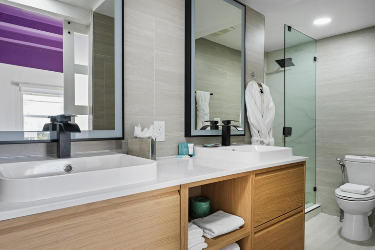 Bathroom 5, Townhouse Hotel, Miami-Dade
