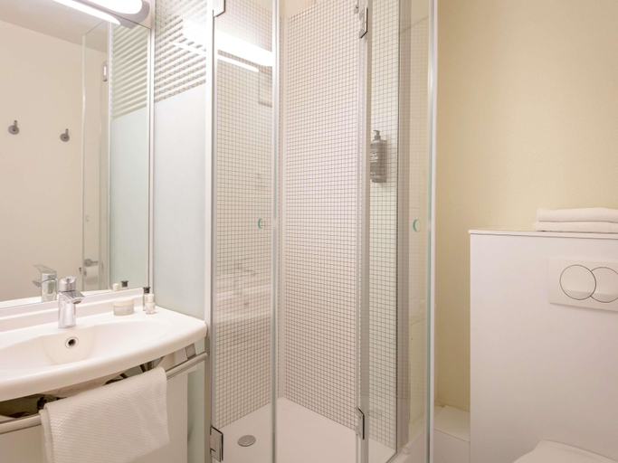 Bathroom 3, ibis budget Aubagne Les Paluds Agora, Bouches-du-Rhône