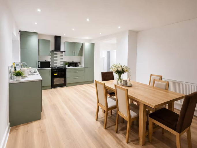 Dining, House Sleeps 6 With Parking and Garden, Bedfordshire