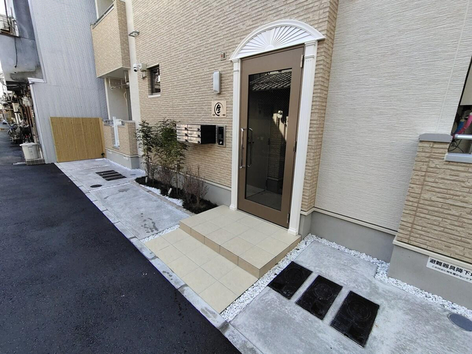 Exterior & Views