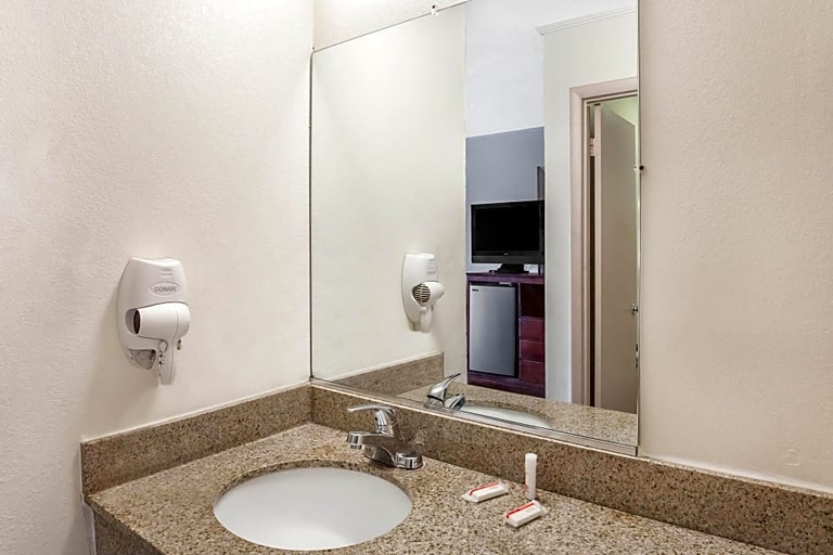 Bathroom 3, Lake View Inn & Suites, Lauderdale