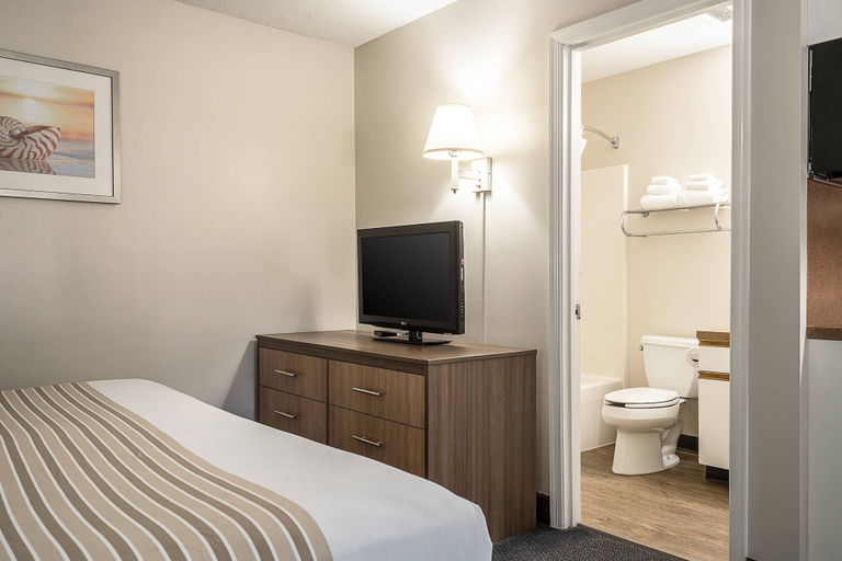 Bedroom 3, Suburban Studios of Wilmington, New Hanover
