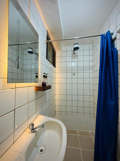 Bathroom 3, Lobo Hostel Rurrenabaque, Abel Iturralde