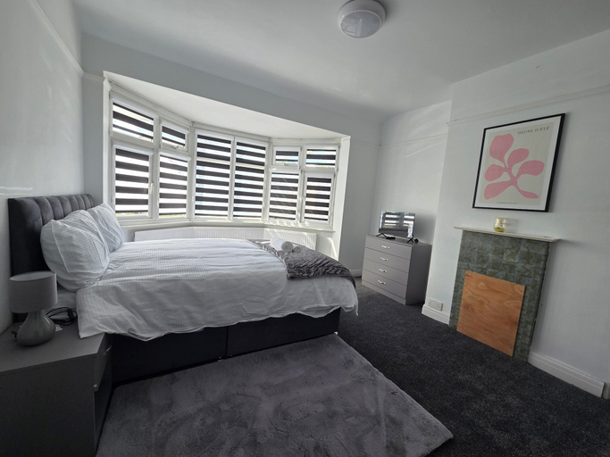 Room 5, House Sleeps 6 With Parking and Garden, Bedfordshire