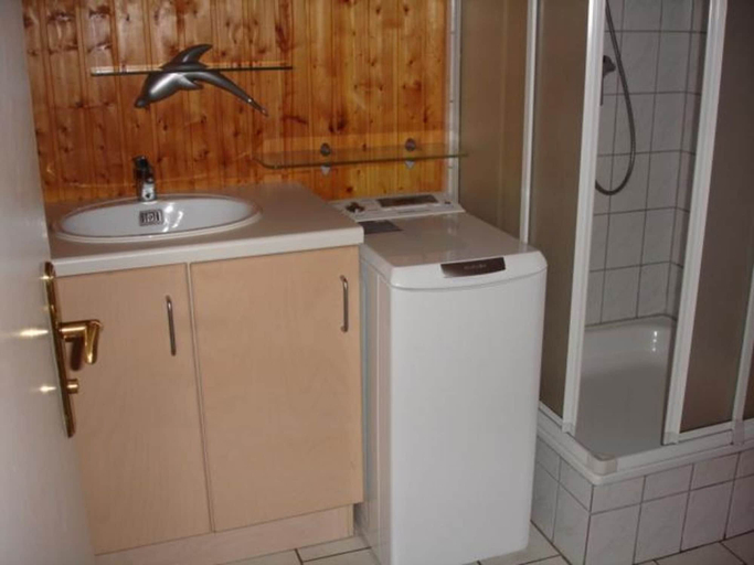 Bathroom, Praktischer Doppelbungalow mit Terrasse im Ferienpark Mirow, Mecklenburgische Seenplatte