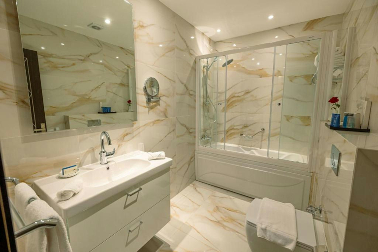 Bathroom 4, Helnan Mamoura Hotel & Events, Al-Muntazah