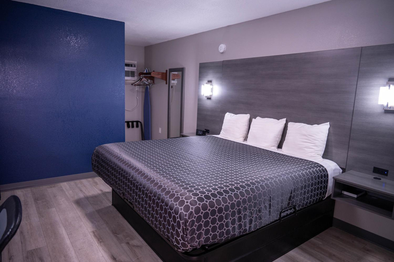 Bedroom 2, Budget Inn, Otero