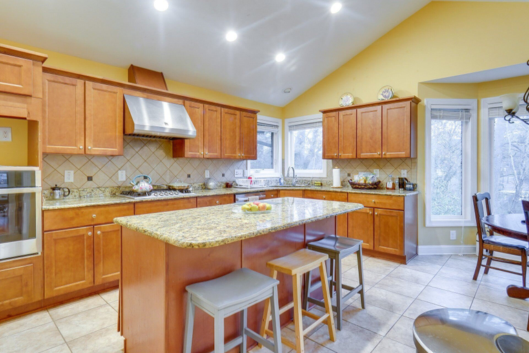 Private kitchen 2, Spacious Lakefront, Cumberland