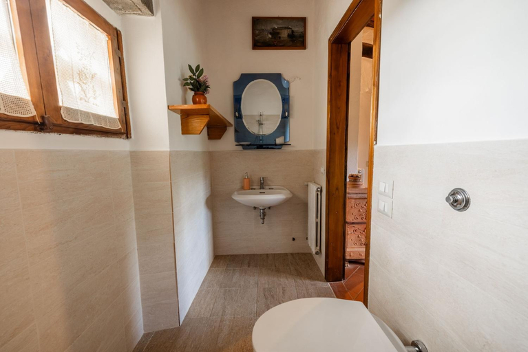 Bathroom 3, Vallone di Cecione, Florence