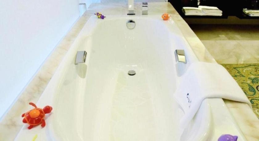 Bathroom 4, Wuxi Tai Hu Hotel, Wuxi