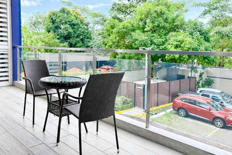 Outdoor dining, Kingston Comfy 2BR Apartment
