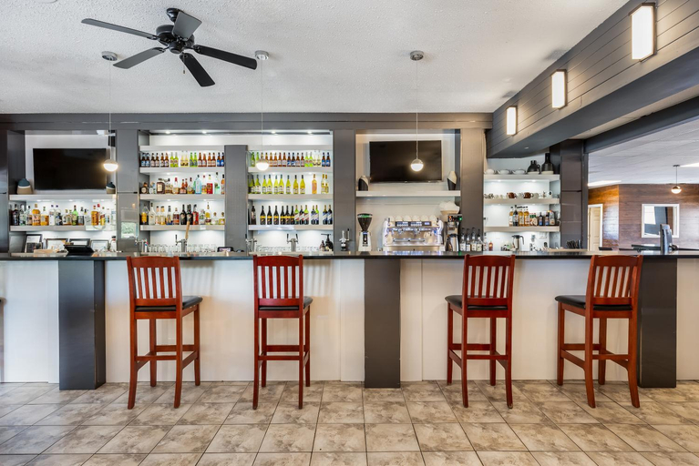 Food & Drinks 5, Days Inn by Wyndham Sylvan Lake, Division No. 8