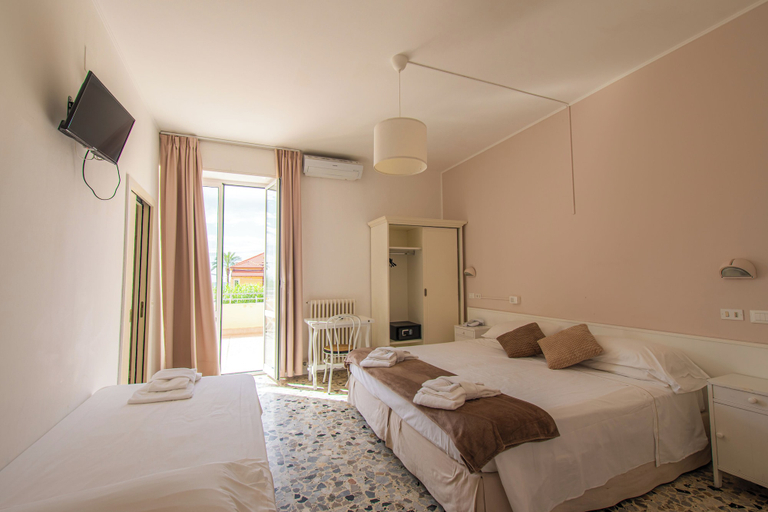 Bedroom 4, Hotel Villa Paolina Resort, Savona