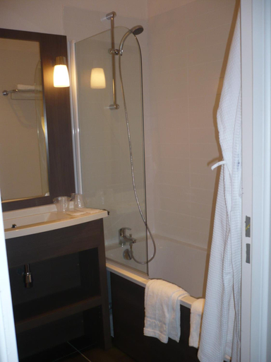Bathroom 1, Hotel De France, Loiret