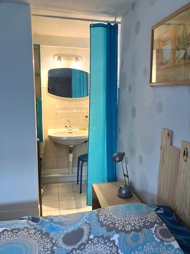 Others 5, Chambre et sanitaires prives avec abri pour velos, Vosges