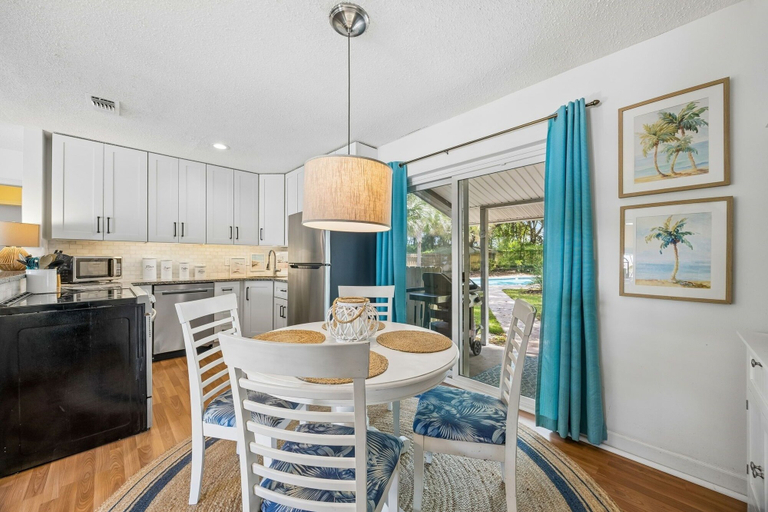 Private kitchen 5, Saltwater & Sunshine Retreat 2 Bedroom Home, Nassau