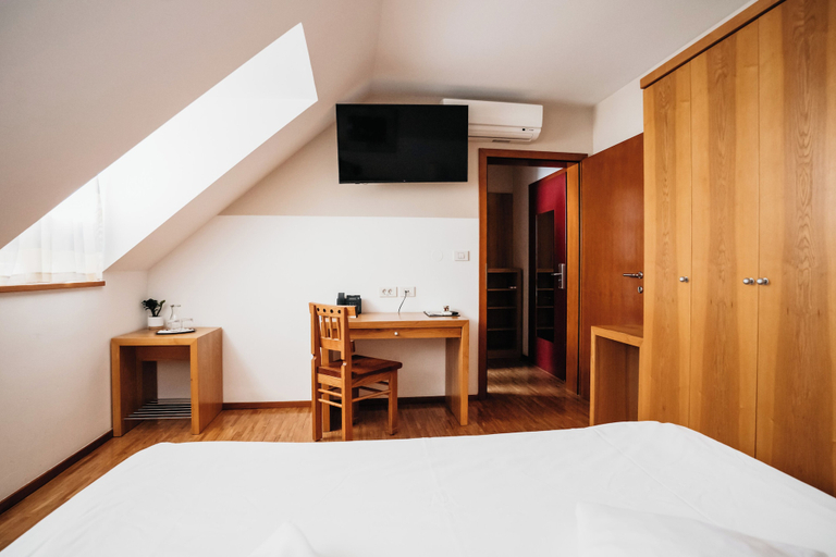 Bedroom 4, Dvor Jezeršek Brnik, Cerklje na Gorenjskem