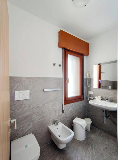 Bathroom 5, Hotel da Marco, Belluno