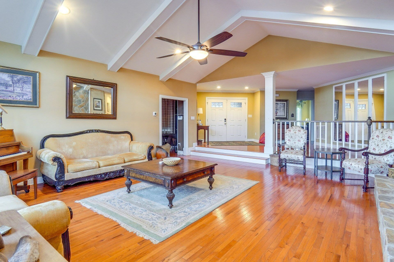 Living area 5, Spacious Lakefront, Cumberland