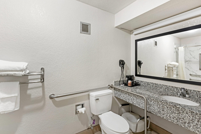 Bathroom 4, Quality Inn Clinton - Laurens I-26, Laurens