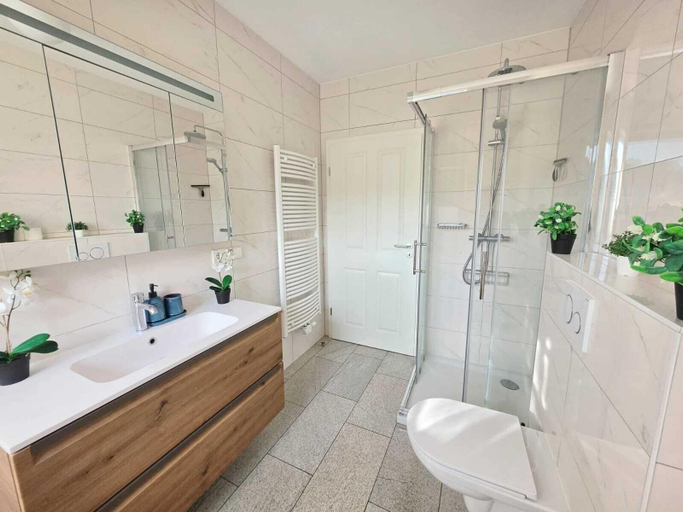 Bathroom 3, Premium 2BR Apartment w balcony&parking, Luxembourg