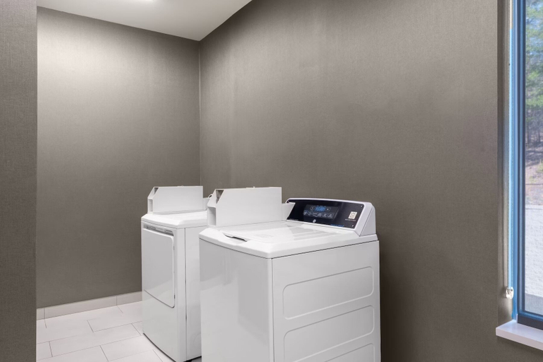 Bathroom 5, La Quinta Inn & Suites by Wyndham Auburn - University Area, Lee