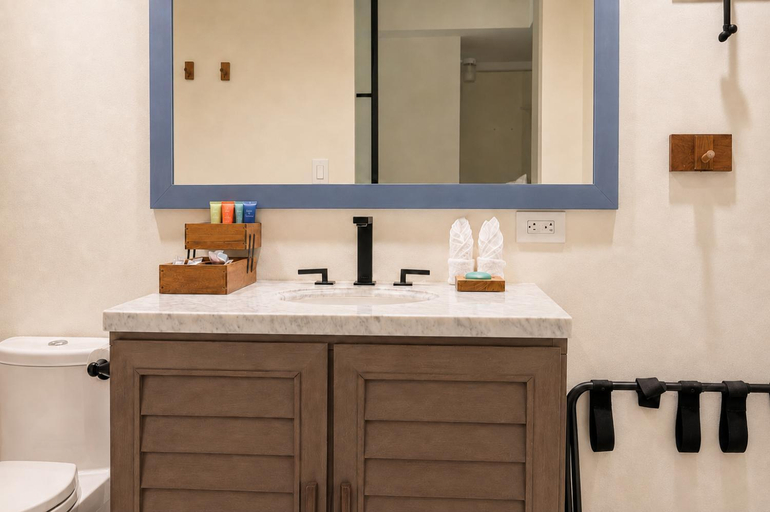 Bathroom 5, Hotel La Croix, Honolulu