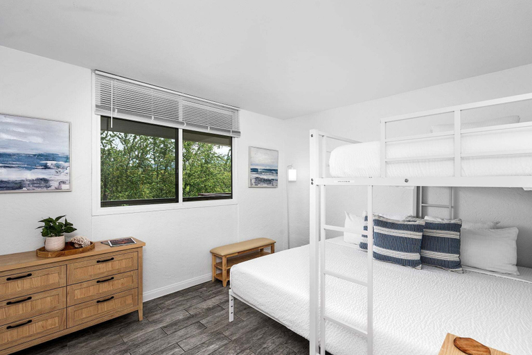 Room 3, Across From Magic Sands Top Floor Condo w/ AC, Hawaii
