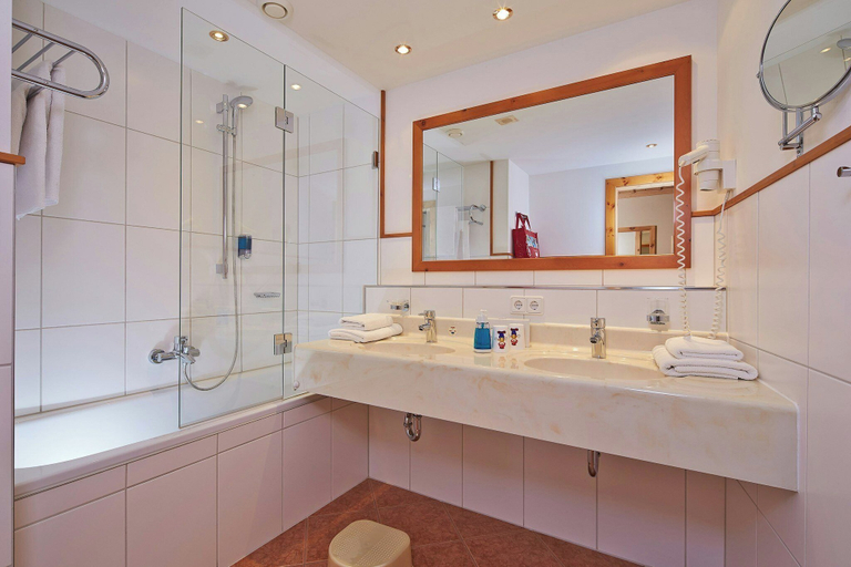 Bathroom 5, Das Hopfgarten Aparthotel, Kitzbühel