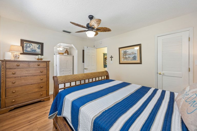 Room 2, Saltwater & Sunshine Retreat 2 Bedroom Home, Nassau