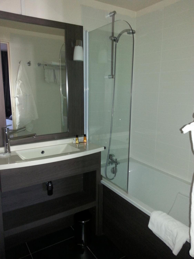 Bathroom 5, Hotel De France, Loiret