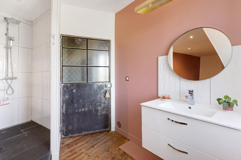 Bathroom 3, Les hirondelles du marais, Puy-de-Dôme
