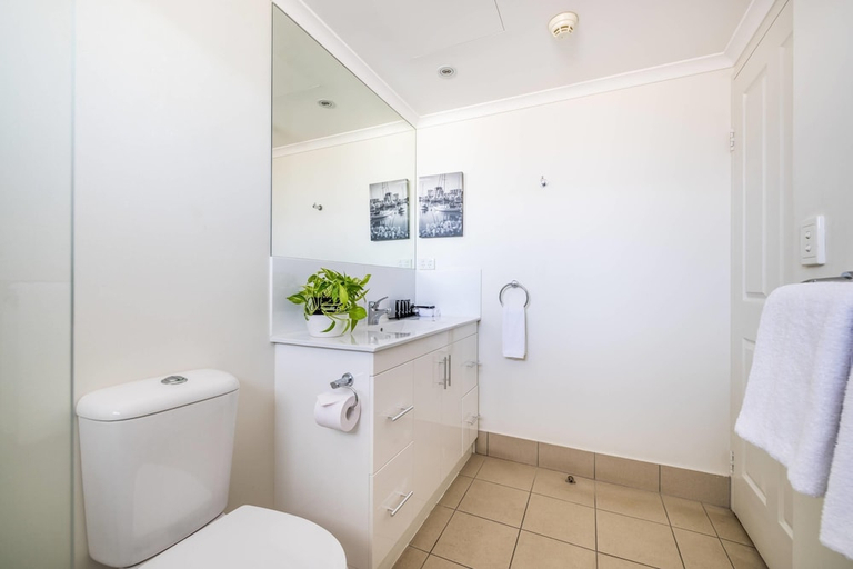 Bathroom 4, MainStay Suites Townsville, South Townsville