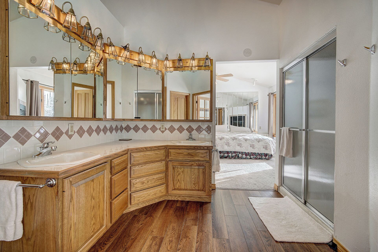 Bathroom 3, Evans Mountain Lodge, Summit