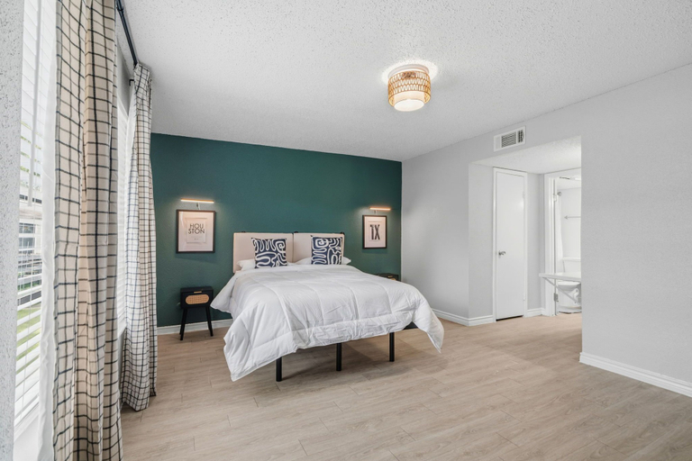 Room 2, 1307-Wilcrest-4201, Houston