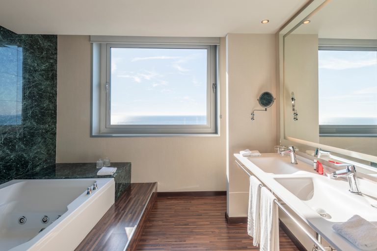 Bathroom 5, Leonardo Royal Hotel Barcelona Forum, Barcelona