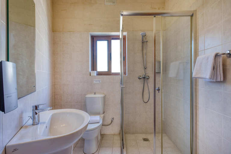 Bathroom 3, Ta' Gianni