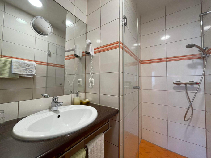 Bathroom 4, Rothsee Hotel, Roth