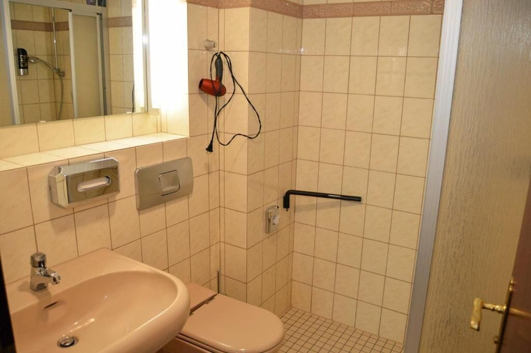 Bathroom 5, G&H Hotel Rosengarten, Harburg