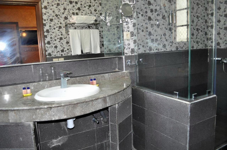 Bathroom, Hôtel Transatlantique, Casablanca