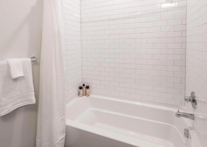 Bathroom 5, CozySuites Stunning 3BR in Downtown Cincinnati, Hamilton