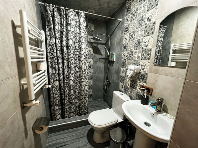 Bathroom 3, Berkri Gastro Yard & Guest House