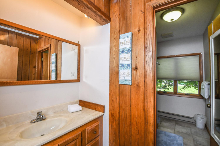 Bathroom 2, Canoe Cottage, Garrett