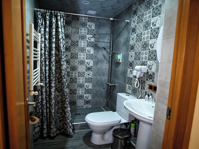 Bathroom 3, Berkri Gastro Yard & Guest House