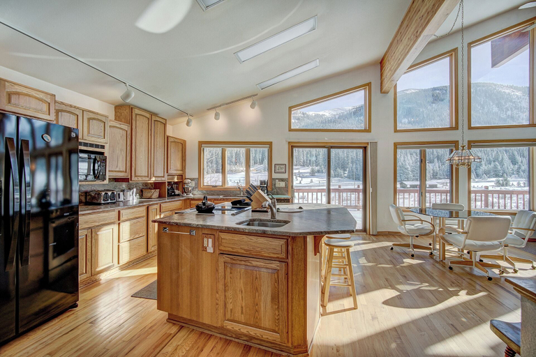 Others 5, Evans Mountain Lodge, Summit