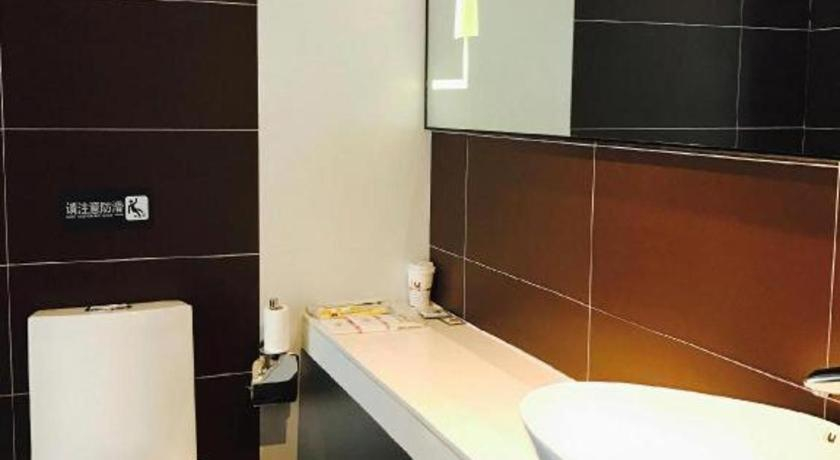 Bathroom 2, IU Hotel Tangshan Haigang Bus Station Branch, Tangshan