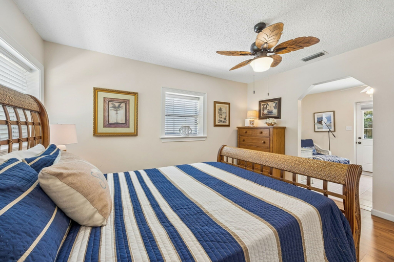 Room 4, Saltwater & Sunshine Retreat 2 Bedroom Home, Nassau